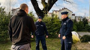 Policjanci rozmawiają z pracownikiem punktu sprzedaży choinek