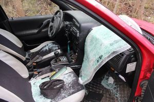 Wnętrze samochodu z wybitą szybą, która znalazła się wewnątrz samochodu