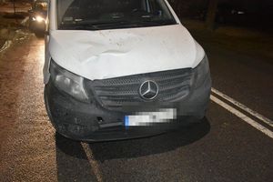 Przód samochodu mercedes, który potrącił pieszą , na pojedzie widoczne wgniecenia na karoserii