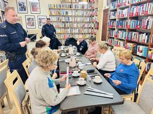 Dzielnicowi rozdają seniorom odblaski