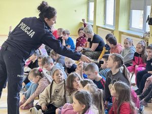 Policjantka prowadzi spotkanie z dziećmi opowiada o bezpieczeństwie