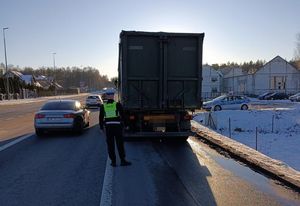 Trwa kontrola drogowa samochodu ciężarowego