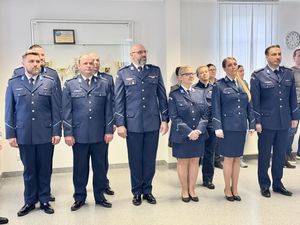 Policjanci stoją podczas uroczystości i słuchają przemówień