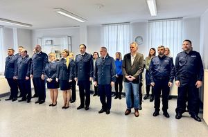 Policjanci stoją podczas uroczystości i słuchają przemówień