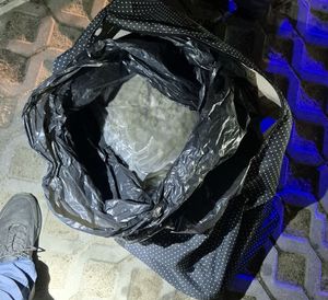 Worek z marihuaną leży na podłodze w jakimś pomieszczeniu