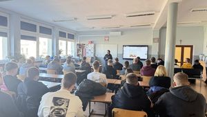 Spotkanie z młodzieżą klas maturalnych prowadzone przez policjantkę - młodzież siedzi i słucha