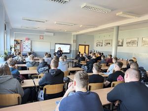 Spotkanie z młodzieżą klas maturalnych prowadzone przez policjantkę - młodzież siedzi i słucha