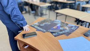 Policjantka prowadzi spotkanie