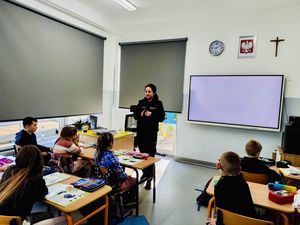 Policjantka prowadzi lekcję