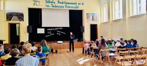 Policjantka prowadzi lekcję