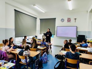 Policjantka prowadzi lekcję