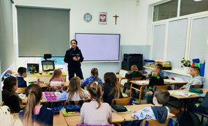 Policjantka prowadzi lekcję