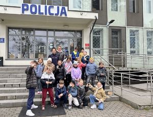 Zdjęcie grupowe z wizyty dzieci z Karczemek przed budynkiem komendy.