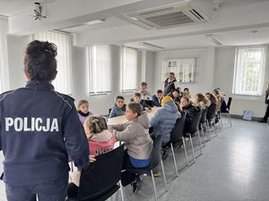 Spotkanie z dziećmi na sali odpraw komendy i pogadanka o bezpieczeństwie.