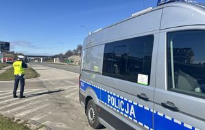 Policjant kontroluje prędkość