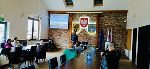 Dzielnicowa prowadzi spotkanie z seniorami.