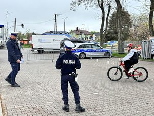 policjanci ezgzaminują dziecko które jedzie na rowerze
