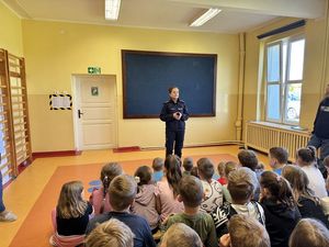 Policjantka prowadzi spotkanie