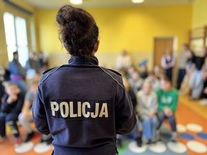 Policjantka prowadzi spotkanie