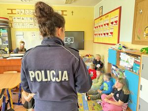 Policjantka prowadzi spotkanie