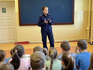 Policjantka prowadzi spotkanie