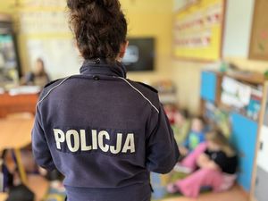 Policjantka prowadzi spotkanie