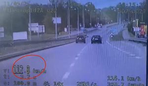 zdjęcie z video-rejestratora na którym widać dwa pojazdy które jadą równolegle do siebie z prędkością 112 km na godzinę