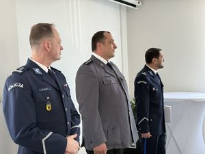 Komendant , Marek Waga i Adam Thiel stoją w jednym rzędzie