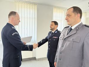 Komendant Powiatowy Mariusz Mejer składa gratulacje Adamowi Thielowi