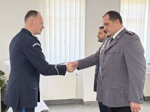 Komendant Mariusz składa gratulacje