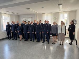 Zdjęcie grupowe pracowników i policjantów wspólne.