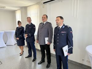 W rzędzie począwszy od lewej stoi Pani Zastępca Komendanta Powiatowego, Komendant Powiatowy, Marek Waga Komendant KP Gniewino. Adam Thiel Komendant KP Reda