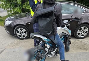 Policjant kontroluje motocyklistę