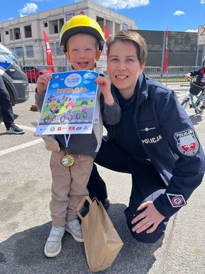 Policjantka pozuje do zdjęcia z dzieckiem.
