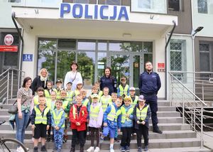 Zdjęcie grupowe na schodach