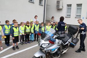 Zdjęcie dzieci przy motocyklu