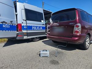 Policyjna kontrola samochodu w kolorze bordowym