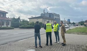 Komisja pracuje na drodze, w miejscu gdzie doszło do wypadku.