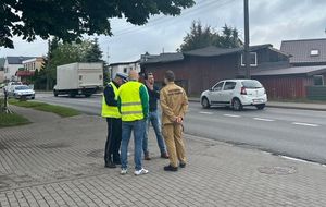 Komisja pracuje na drodze, w miejscu gdzie doszło do wypadku.
