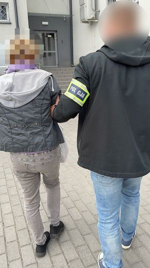 Policjanci prowadzą zatrzymanego