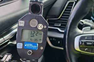 Wynik pomiaru prędkości na urządzeniu - 122 km/h