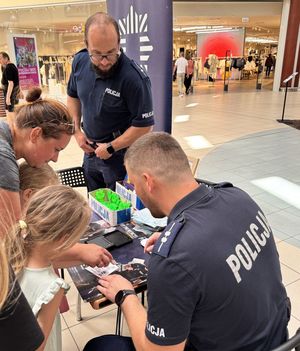 policjanci w centrum handlowym w Rumi rozmawiają o bezpieczeństwie z dziećmi i dorosłymi