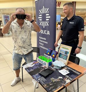 policjanci w centrum handlowym w Rumi rozmawiają o bezpieczeństwie z dziećmi i dorosłymi- pan przymierza alkogogle