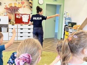 Policjantka prowadzi spotkanie z dziećmi