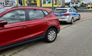 Za kontrolowanym samochodem stoi radiowóz