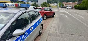 Za radiowozem stoi kontrolowany seat
