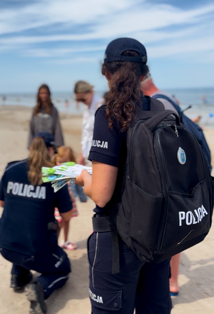 Policjanci rozdają opaski niezgubki