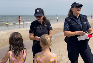 Policjanci rozdają opaski niezgubki