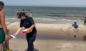 Policjanci rozdają opaski niezgubki
