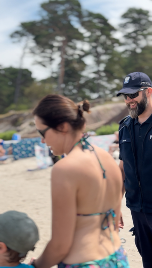 Policjanci rozmawiają z plażowiczami i rozmawiają o bezpieczeństwie